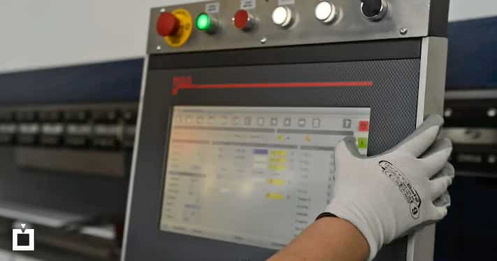 The simplicity of the graphic CNC program for sheet metal bending